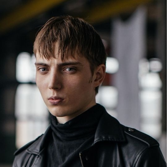 Short Textured Haircut & Long Fringe